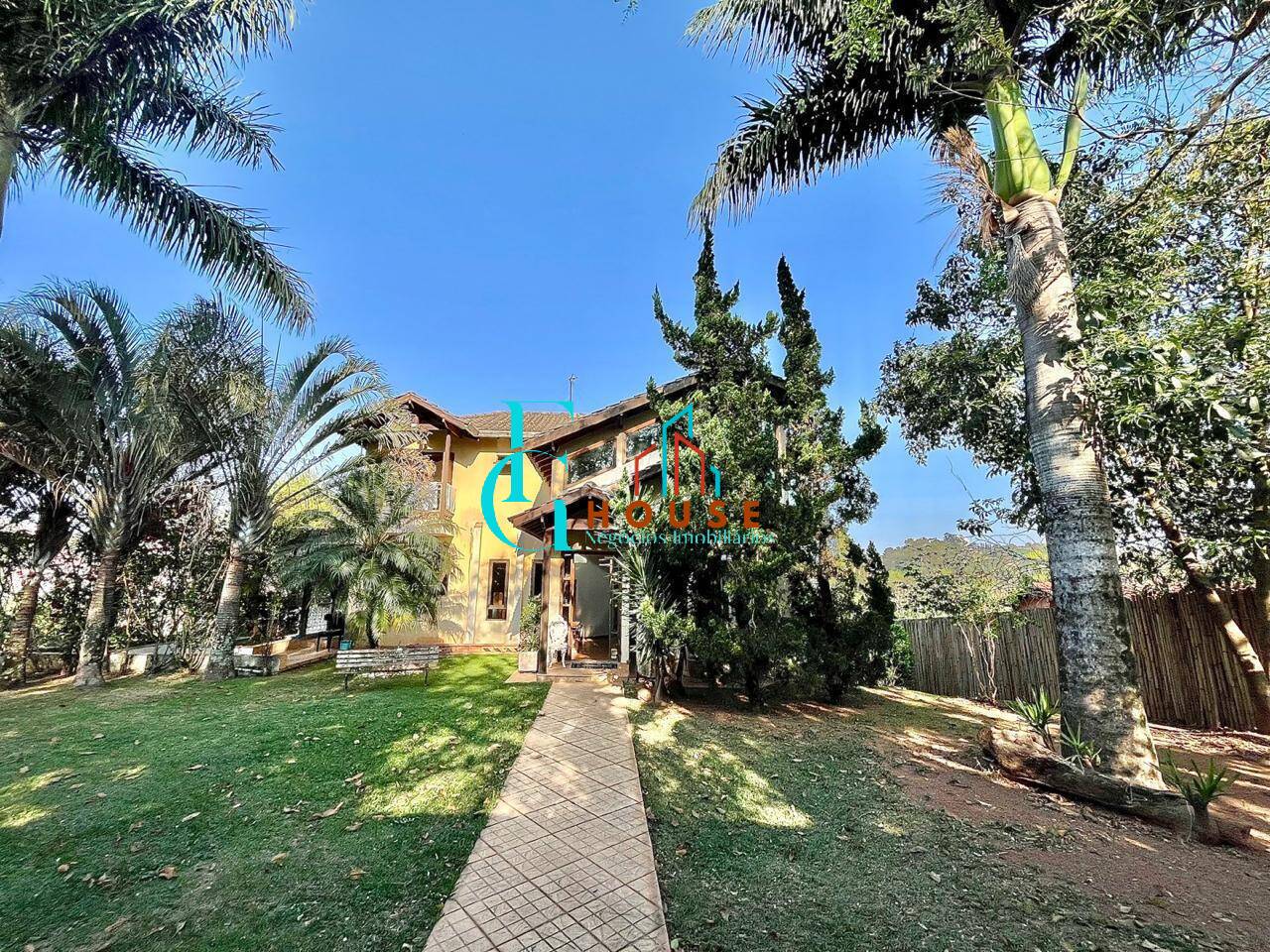 Casa, 4 quartos, 240 m² - Foto 1